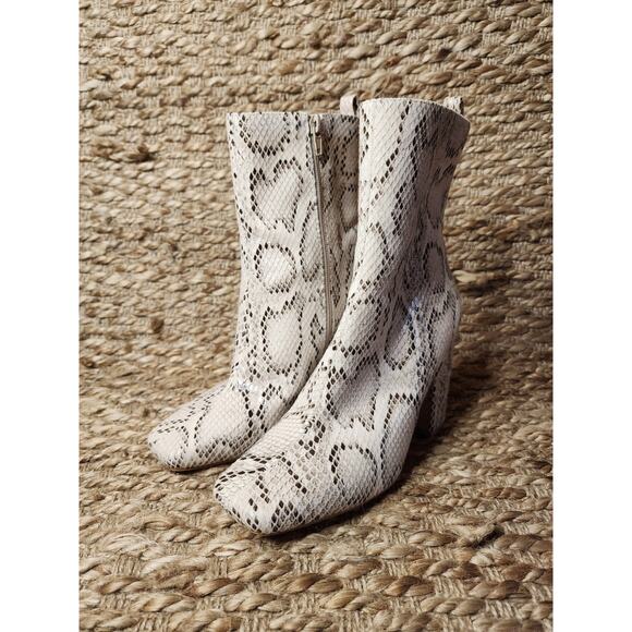 Snakeskin Leather Fashion Block Heel Ankle Booties Cream Zip Up Size 6 - Picture 2 of 11